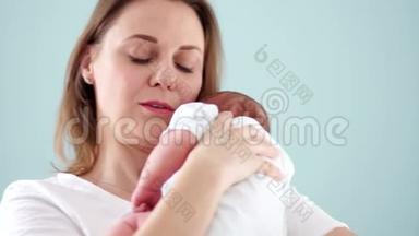 母亲躺在新生儿的肩膀上，温柔地笑了。新生儿健康，打嗝。新生儿学家